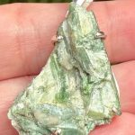 Source : https://morgannastreasures.com/products/rough-actinolite-pendant?variant=54858717200676&utm_source=Pinterest&utm_medium=organic