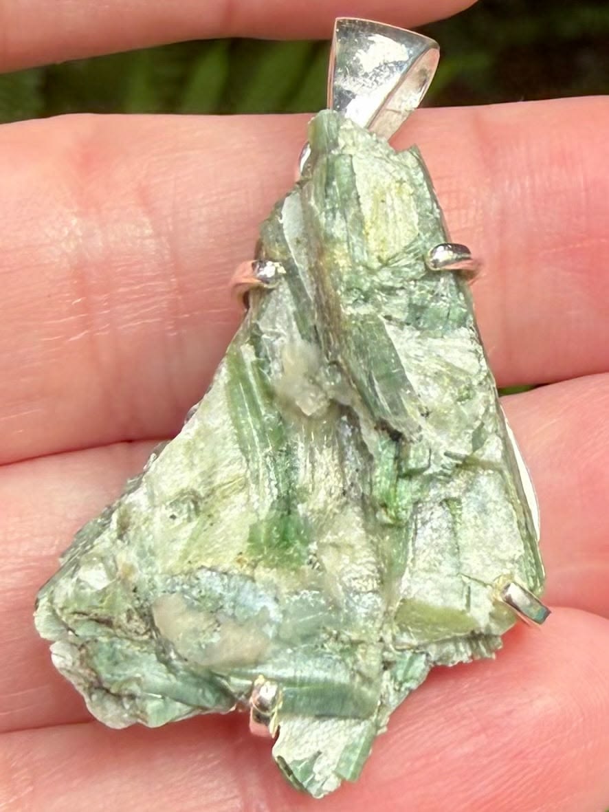 Source : https://morgannastreasures.com/products/rough-actinolite-pendant?variant=54858717200676&utm_source=Pinterest&utm_medium=organic