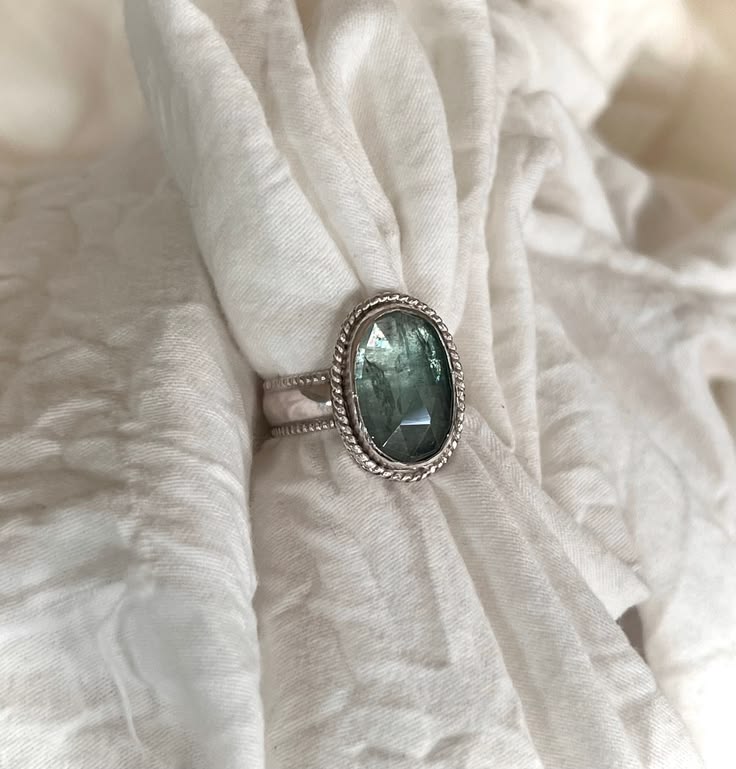Source : https://sweetbloom.shop/products/aqua-kyanite?variant=50752368705841&utm_source=Pinterest&utm_medium=organic