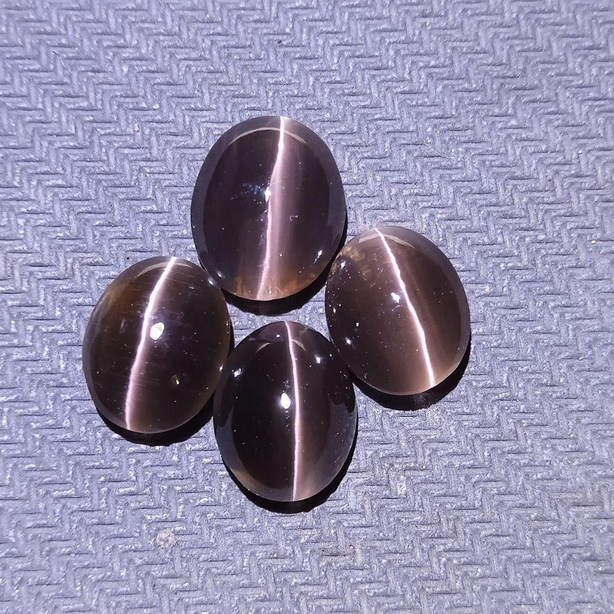 Source : https://www.etsy.com/listing/4520131774/brown-sillimanite-cats-eye-cabochons-189?utm_source=Pinterest&utm_medium=organic