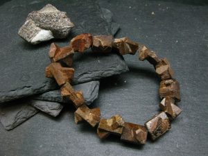 استارولیت (Staurolite)
