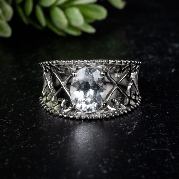 Source : https://www.innervisioncrystals.net/products/phenakite-ring-9x7mm-1-75-ct-size-5-5?variant=54814987223412&utm_source=Pinterest&utm_medium=organic