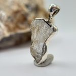 Source : https://www.etsy.com/listing/4454616499/elegant-herderite-crystal-pendant-in?utm_source=Pinterest&utm_medium=organic-