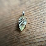 Source : https://www.etsy.com/listing/1732314494/faceted-brazilianite-in-14k-gold-pendant?utm_source=Pinterest&utm_medium=organic