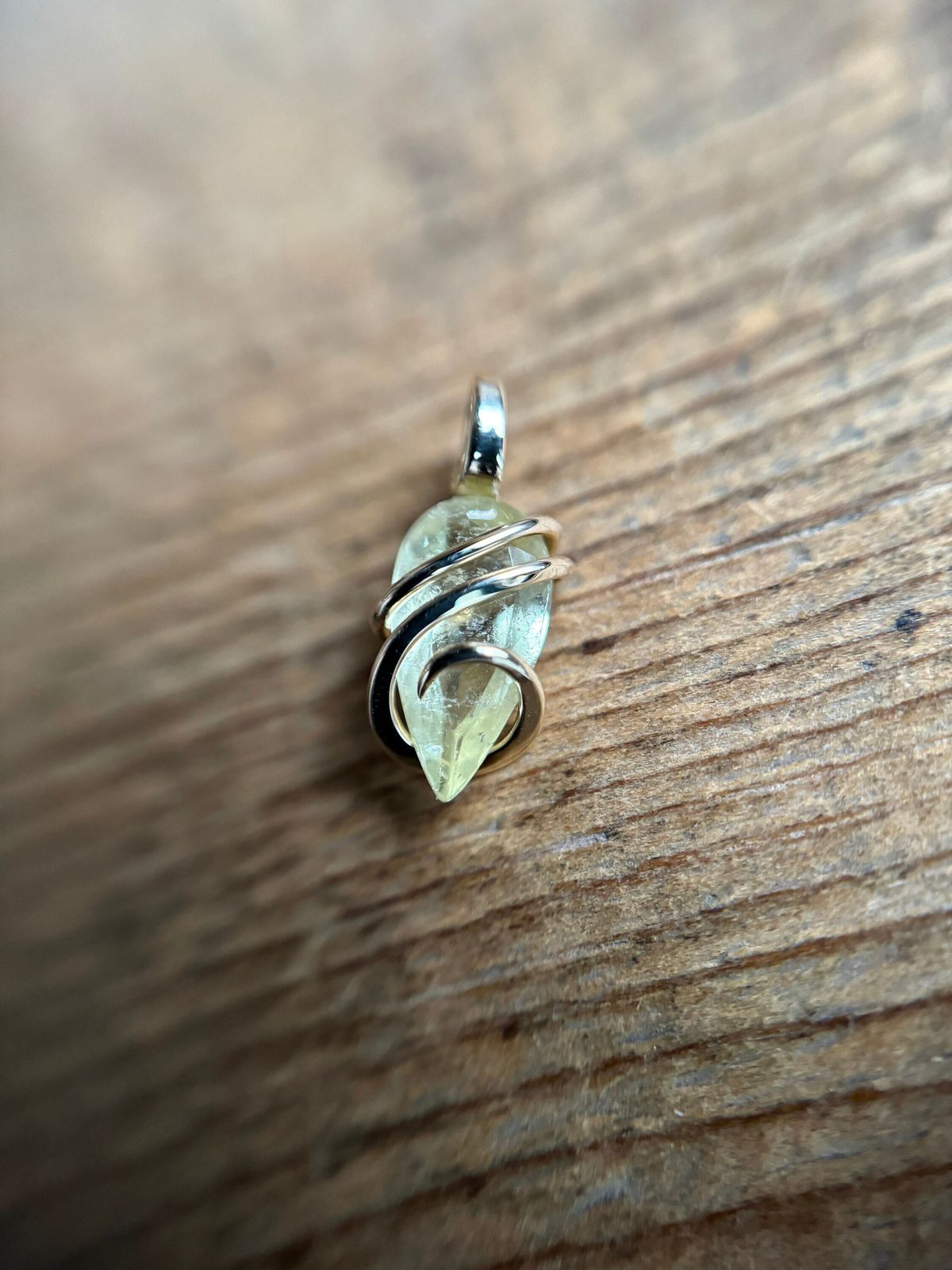 Source : https://www.etsy.com/listing/1732314494/faceted-brazilianite-in-14k-gold-pendant?utm_source=Pinterest&utm_medium=organic