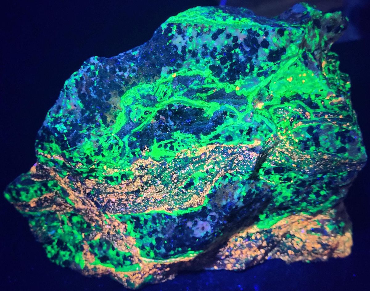 Source : https://www.etsy.com/listing/4348632132/xl-94lbs-sw-lw-uv-fluorescent-willemite?utm_source=Pinterest&utm_medium=organic