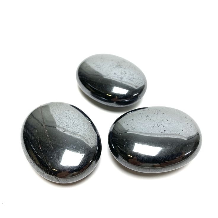 Source : https://houseofintuitionla.com/products/hematite-pillow?variant=32434437259327&utm_source=Pinterest&utm_medium=organic