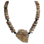 Source : https://www.1stdibs.com/jewelry/necklaces/beaded-necklaces/wood-opalite-smoky-topaz-onyx-beaded-necklace-yellow-gold-accents/id-j_23532782/?utm_source=Pinterest&utm_medium=organic