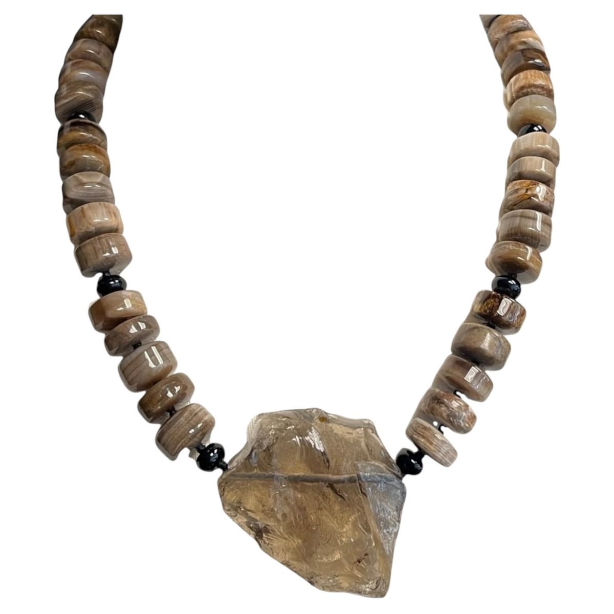 Source : https://www.1stdibs.com/jewelry/necklaces/beaded-necklaces/wood-opalite-smoky-topaz-onyx-beaded-necklace-yellow-gold-accents/id-j_23532782/?utm_source=Pinterest&utm_medium=organic