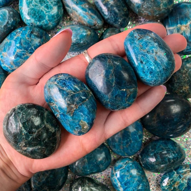 Source : https://rockswithsass.com/products/blue-apatite-palm-stones?variant=42699044028665&utm_source=Pinterest&utm_medium=organic