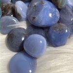Source : https://www.wholifeco.com/products/blue-chalcedony-tumble-stones?variant=42380114526465&utm_source=Pinterest&utm_medium=organic