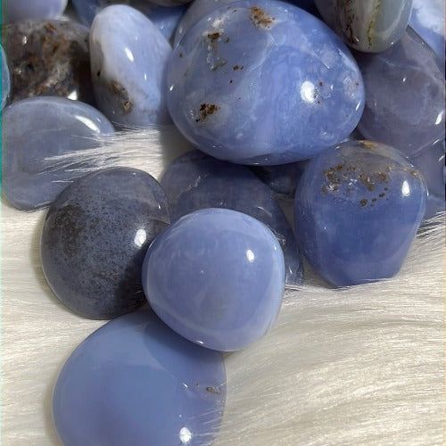 Source : https://www.wholifeco.com/products/blue-chalcedony-tumble-stones?variant=42380114526465&utm_source=Pinterest&utm_medium=organic