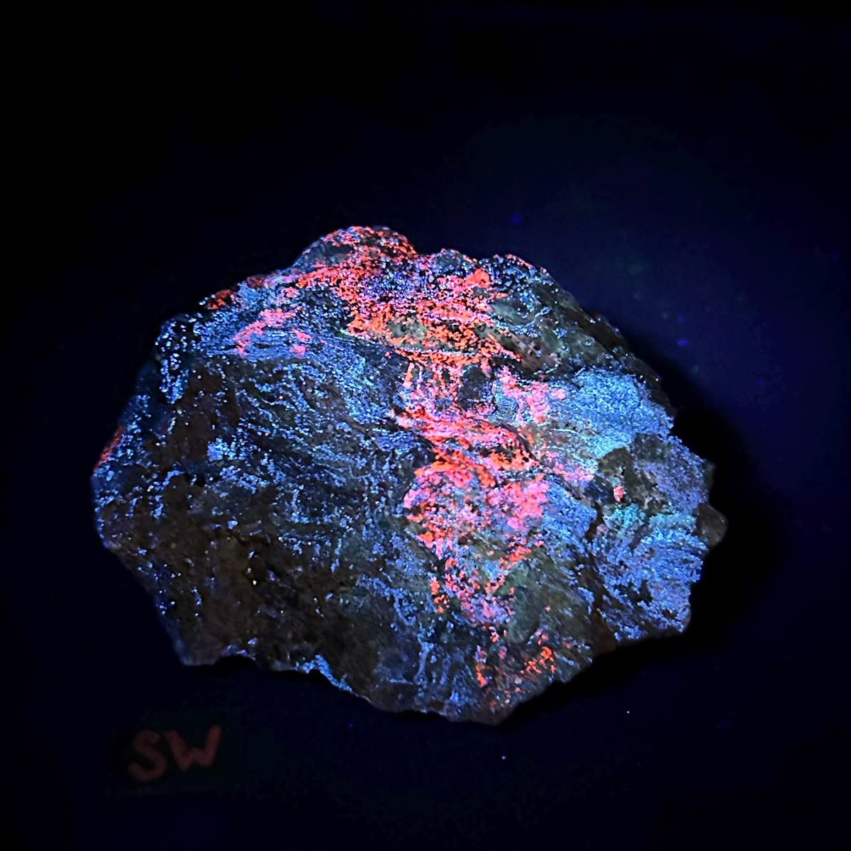 Source : https://www.etsy.com/listing/4491370911/fluorescent-hydrozincite-calcite-and?utm_source=Pinterest&utm_medium=organic