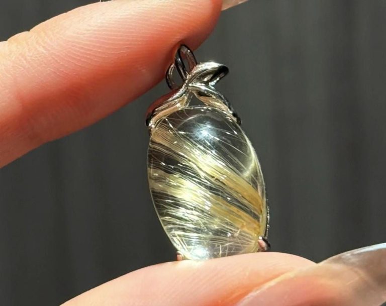 Source : https://www.etsy.com/listing/4401362953/golden-rutilated-quartz-pendant-o?utm_source=Pinterest&utm_medium=organic