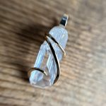 Source : https://www.etsy.com/listing/4482708544/danburite-crystal-in-14k-gold-pendant?utm_source=Pinterest&utm_medium=organic