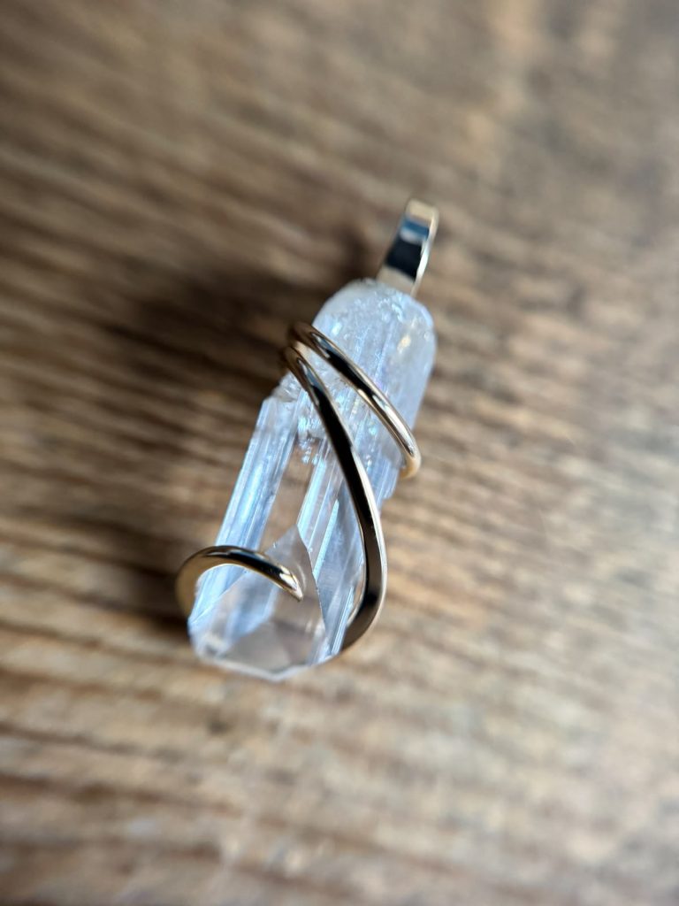 Source : https://www.etsy.com/listing/4482708544/danburite-crystal-in-14k-gold-pendant?utm_source=Pinterest&utm_medium=organic