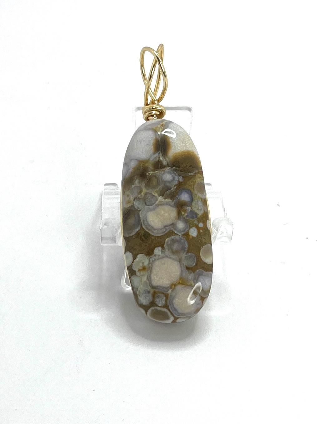 Source : https://www.etsy.com/listing/1852972320/datolite-pendant?utm_source=Pinterest&utm_medium=organic
