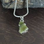 Source : https://www.etsy.com/listing/1290142308/raw-vessonite-vesuvianite-pendants?utm_source=Pinterest&utm_medium=organic