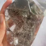Source : https://www.etsy.com/listing/4515037635/green-phantom-quartz-freeform-lodolite?utm_source=Pinterest&utm_medium=organic