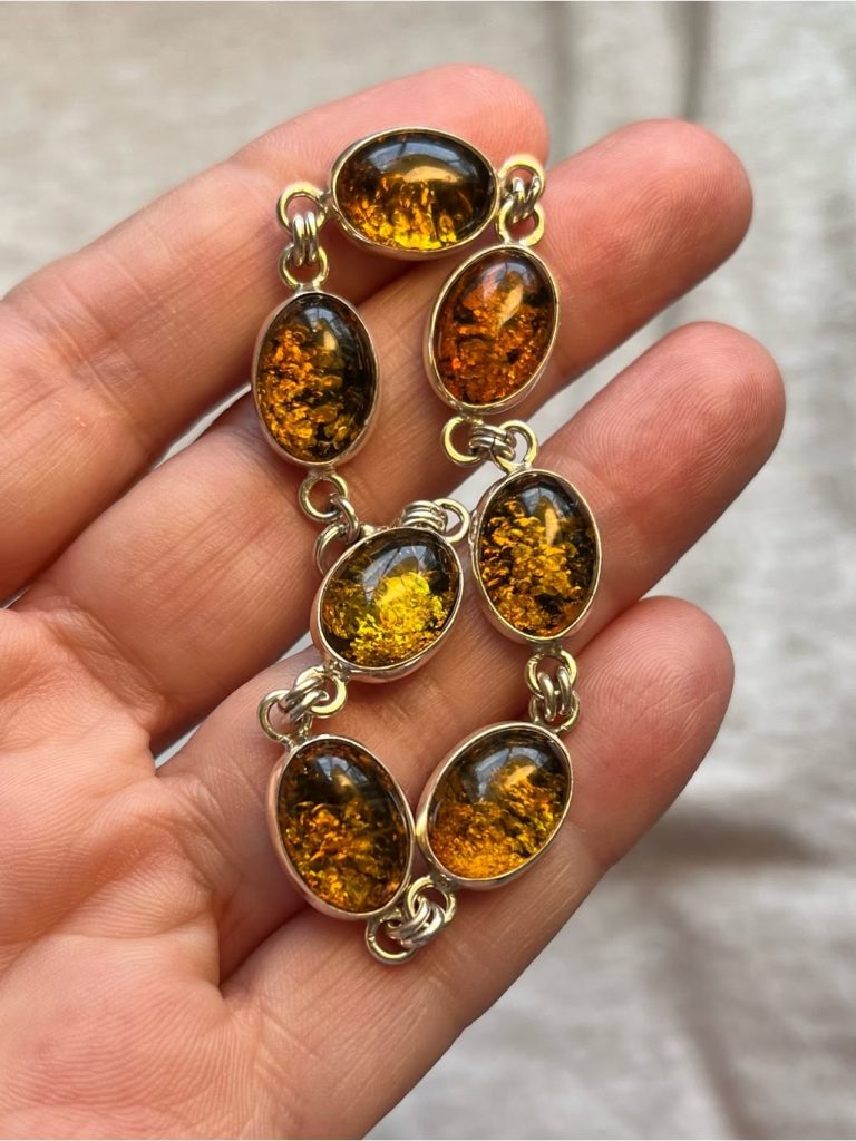 Source : https://poshmark.com/listing/Vintage-Green-Baltic-Amber-Silver-Link-Bracelet-6a3880042fa054757735fde0?utm_source=pin_unpaid