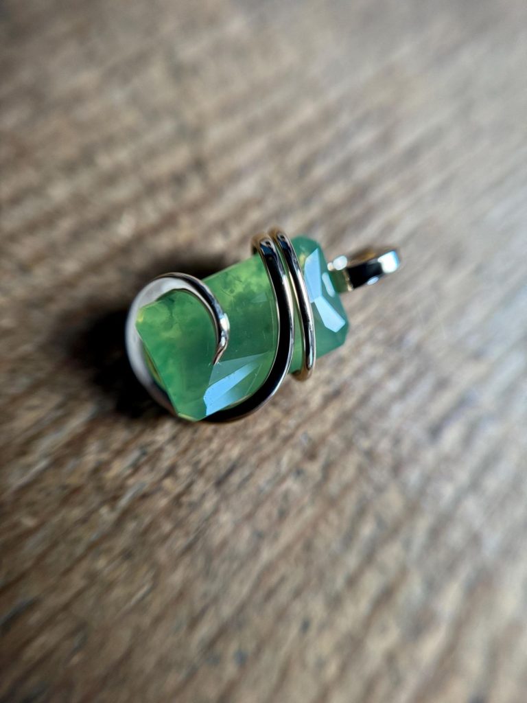 Source : https://www.etsy.com/listing/4429351821/faceted-hydrogrossular-garnet-in-14k?utm_source=Pinterest&utm_medium=organic