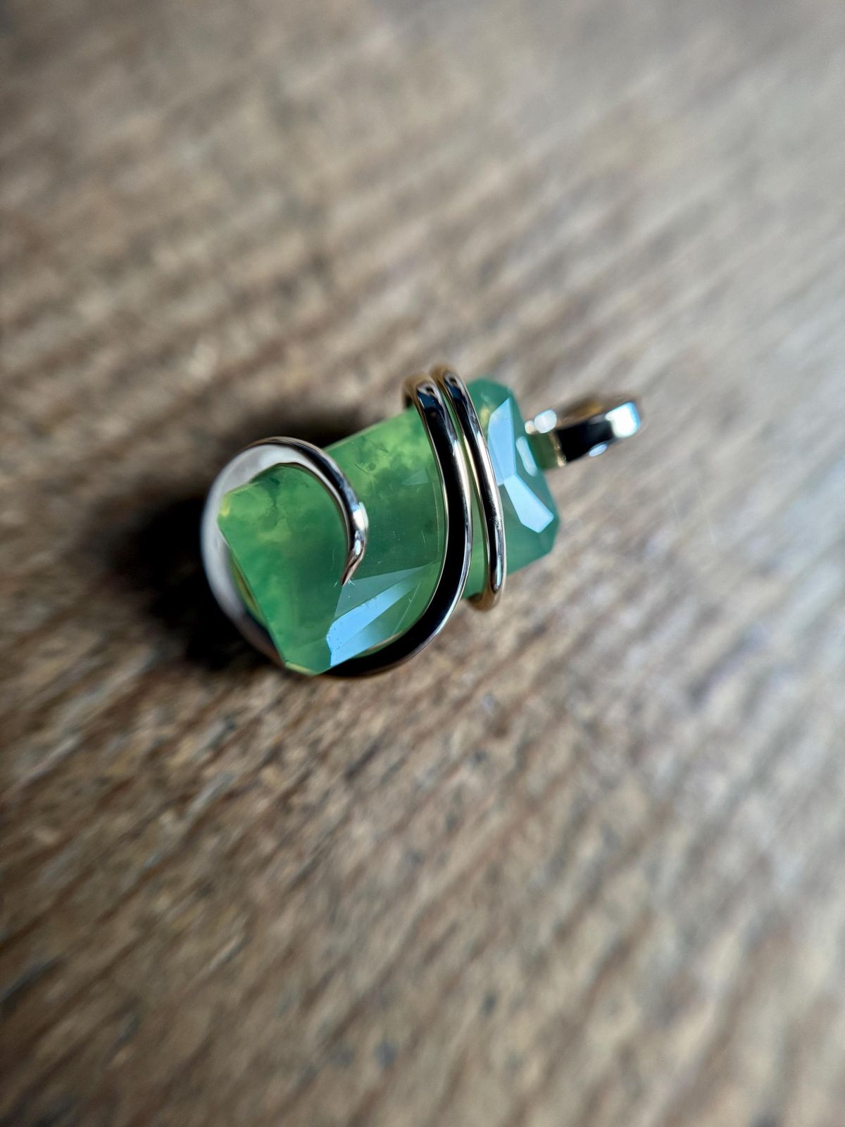 Source : https://www.etsy.com/listing/4429351821/faceted-hydrogrossular-garnet-in-14k?utm_source=Pinterest&utm_medium=organic