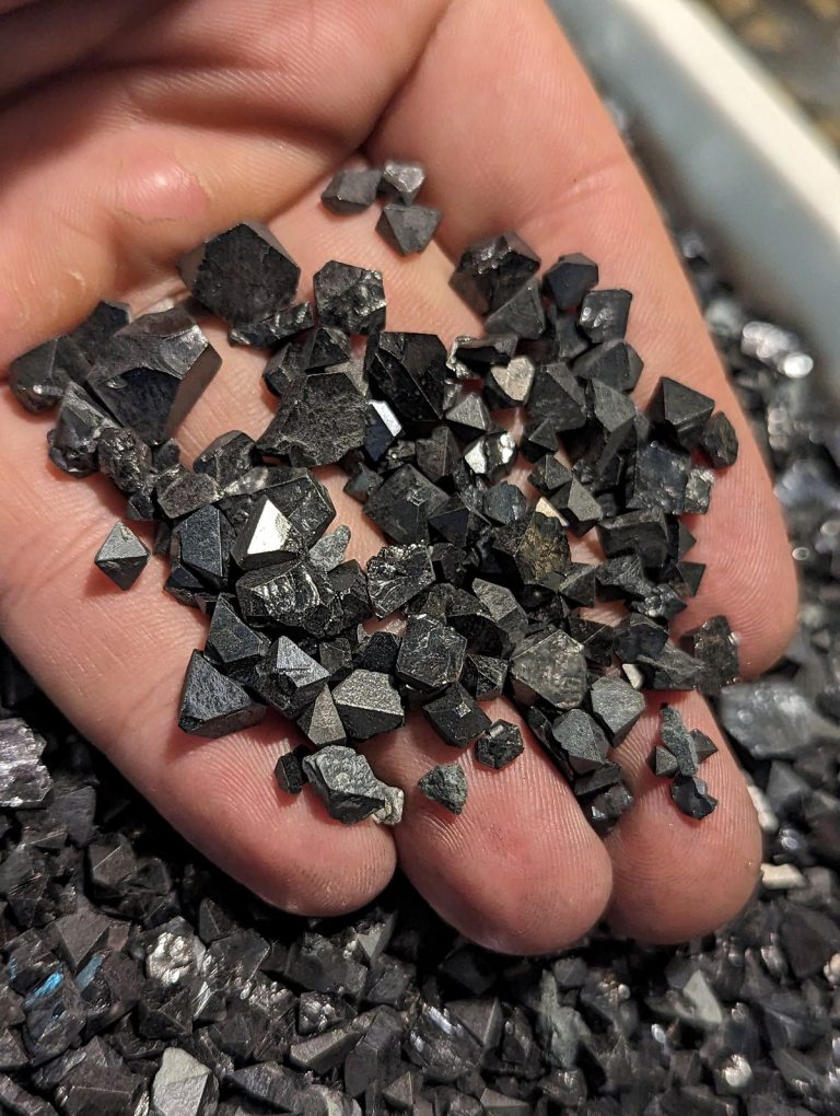 Source : https://www.etsy.com/listing/1527729942/bulk-magnetite-crystals-naturally?utm_source=Pinterest&utm_medium=organic