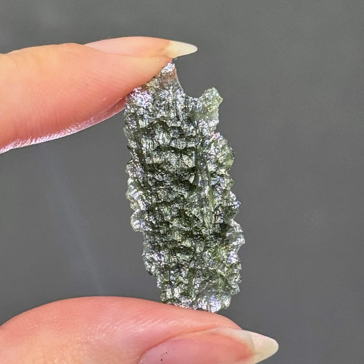 Source : https://www.etsy.com/ca/listing/4515266459/2g-moldavite-tektite-from-czech-republic?utm_source=Pinterest&utm_medium=organic