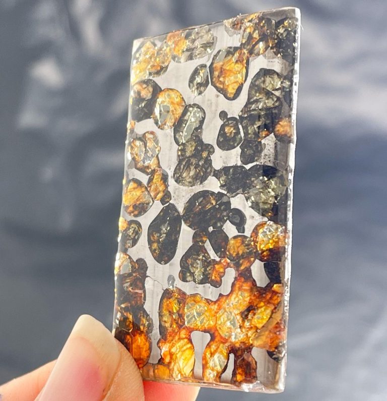 Source : https://www.etsy.com/ca/listing/4515266459/2g-moldavite-tektite-from-czech-republic?utm_source=Pinterest&utm_medium=organic
