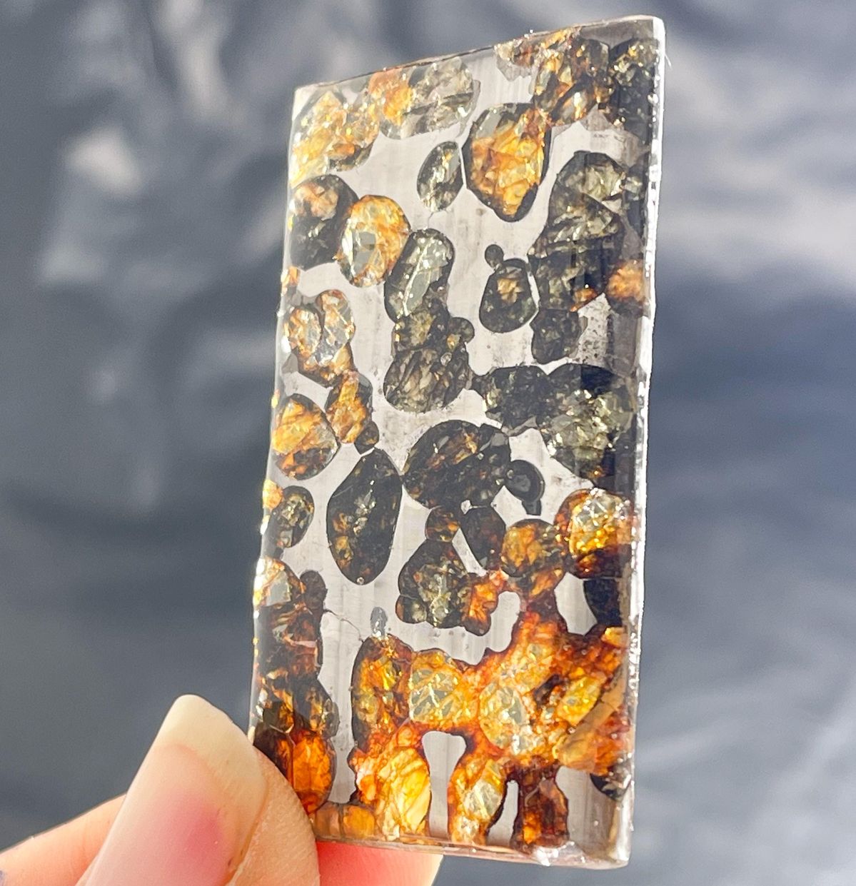 Source : https://www.etsy.com/ca/listing/4515266459/2g-moldavite-tektite-from-czech-republic?utm_source=Pinterest&utm_medium=organic