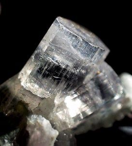 تورمالین بیرنگ / آکروئیت (Achroite)