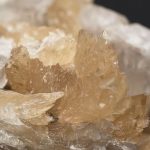 Source : https://go.skimresources.com/?id=291659X1778746&url=https://www.1stdibs.com/furniture/decorative-objects/sculptures/natural-specimens/anglesite-from-tsumeb-mine-namibia-504-lb/id-f_39661252/&xcust=scale&utm_source=Pinterest&utm_medium=organic