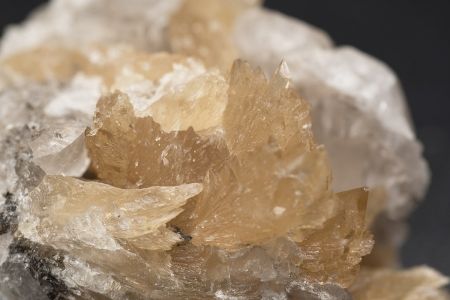 Source : https://go.skimresources.com/?id=291659X1778746&url=https://www.1stdibs.com/furniture/decorative-objects/sculptures/natural-specimens/anglesite-from-tsumeb-mine-namibia-504-lb/id-f_39661252/&xcust=scale&utm_source=Pinterest&utm_medium=organic