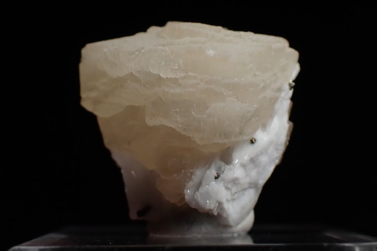 Source : https://www.etsy.com/listing/1749973037/strontianite-fine-crystal-from-dreislar?utm_source=Pinterest&utm_medium=organic