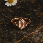 Source : https://www.etsy.com/listing/4516800217/vintage-hexagon-morganite-ring-14k?utm_source=Pinterest&utm_medium=organic