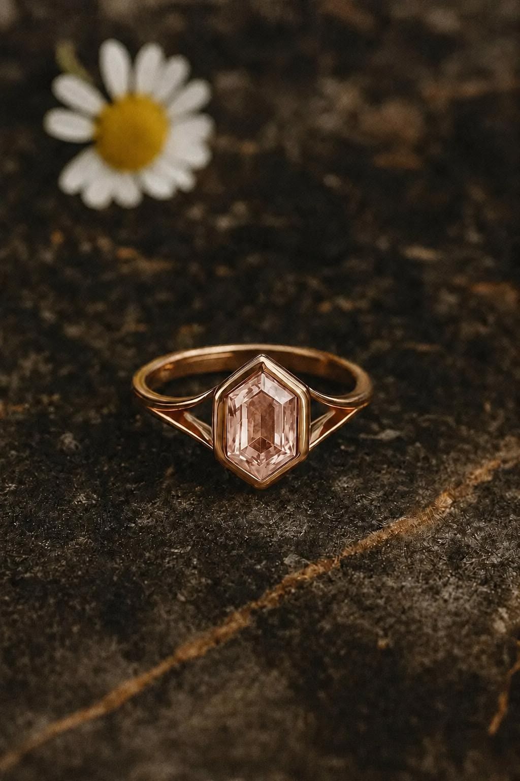 Source : https://www.etsy.com/listing/4516800217/vintage-hexagon-morganite-ring-14k?utm_source=Pinterest&utm_medium=organic