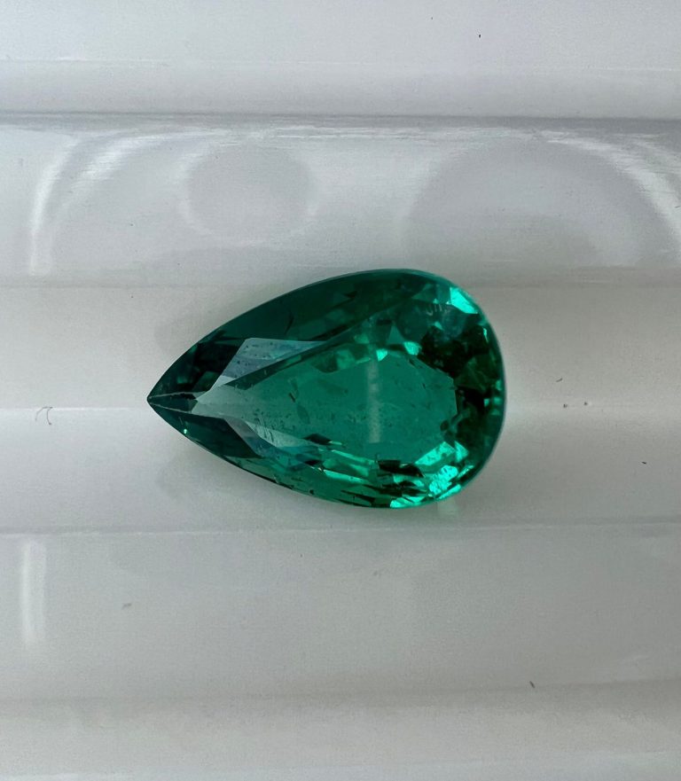 منبع : https://www.etsy.com/listing/1179602941/natural-emerald-zambian-emerald-109x7x48?utm_source=Pinterest&utm_medium=organic