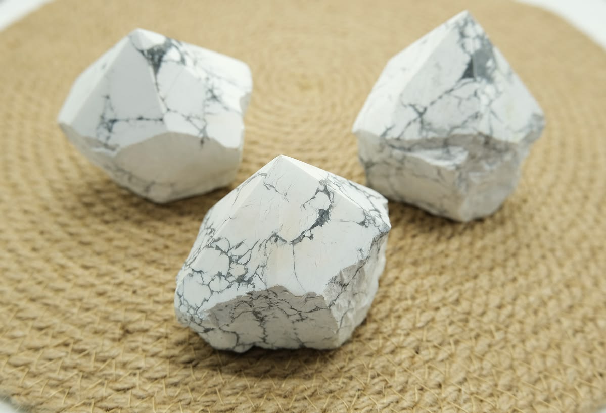 منبع : https://www.elevateandalign.com/products/howlite-polished-point-with-flat-base?utm_source=Pinterest&utm_medium=organic