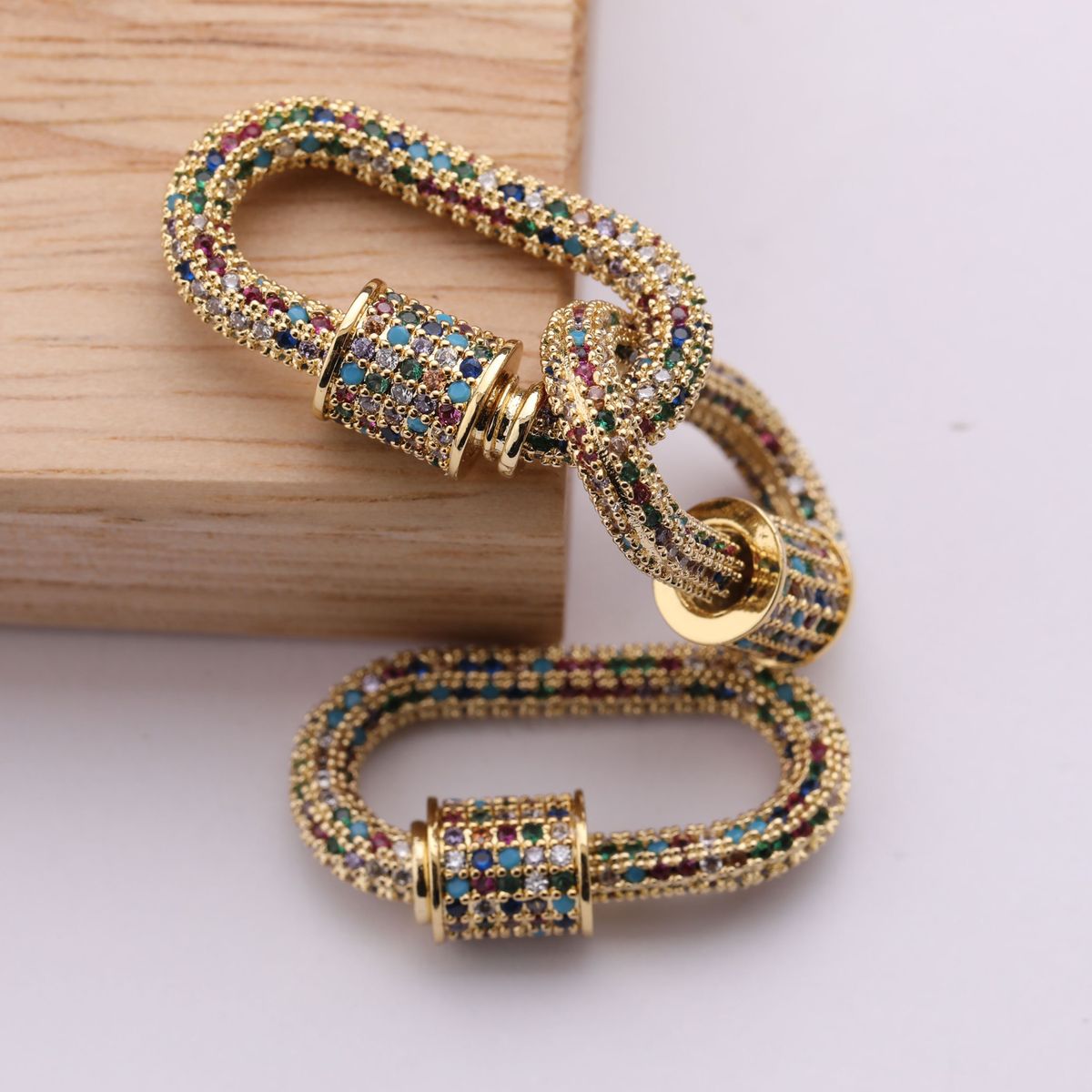 source : https://www.etsy.com/listing/913376821/cz-micro-pave-oval-clasp-carabiner-clasp?utm_source=Pinterest&utm_medium=organic