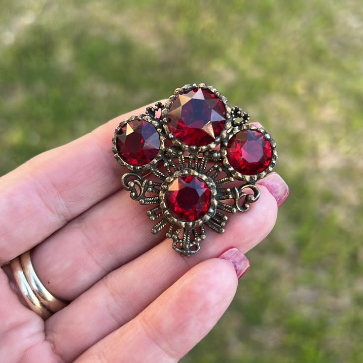 منبع : https://go.skimresources.com/?id=291659X1778746&url=https://poshmark.com/listing/Vintage-Kramer-Red-Rhinestone-Brooch-Pendant-6212b650c32ee6a871a4738a?utm_source=pin_unpaid&xcust=scale