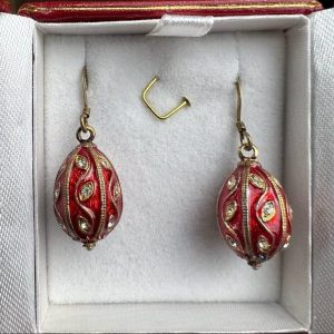 نقشه جهان برجواهراتی که بر بدن می اویزیم