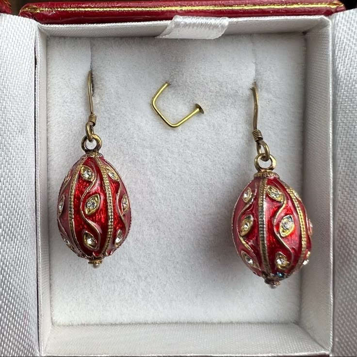 منبع : https://poshmark.com/listing/Earrings-National-Geographic-Oval-Shaped-Red-Clear-Stone-Gold-Toned-Fish-Hook-6a17bb4d1b40a7368aa6df22?utm_source=pin_unpaid