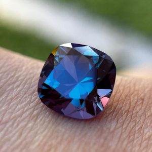 الکساندریت مصنوعی (Lab-Grown Alexandrite)
