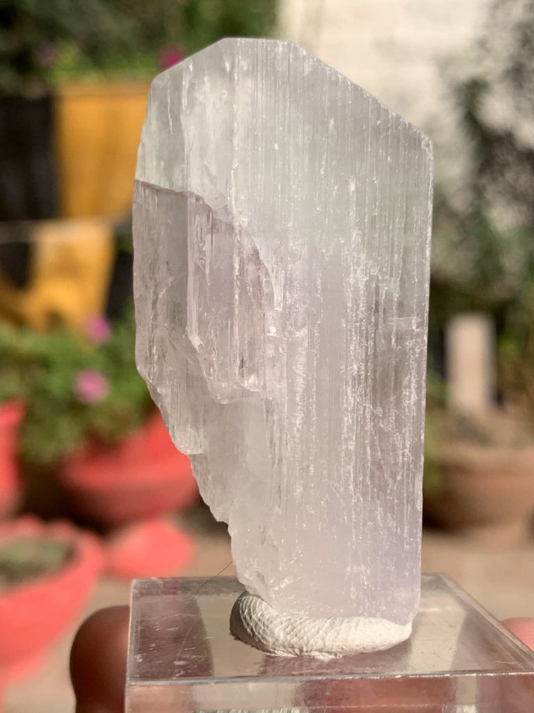 Source : https://www.etsy.com/listing/4476880425/spodumene-clear-bright-terminated?utm_source=Pinterest&utm_medium=organic