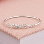 Source : https://www.etsy.com/listing/542457022/sterling-silver-blue-topaz-leaf-bangle?utm_source=Pinterest&utm_medium=organic