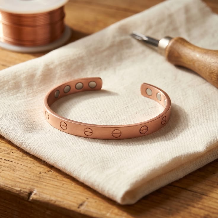 Source : https://veras-copper.com/products/veras-bolt-copper-bracelet?utm_source=Pinterest&utm_medium=organic