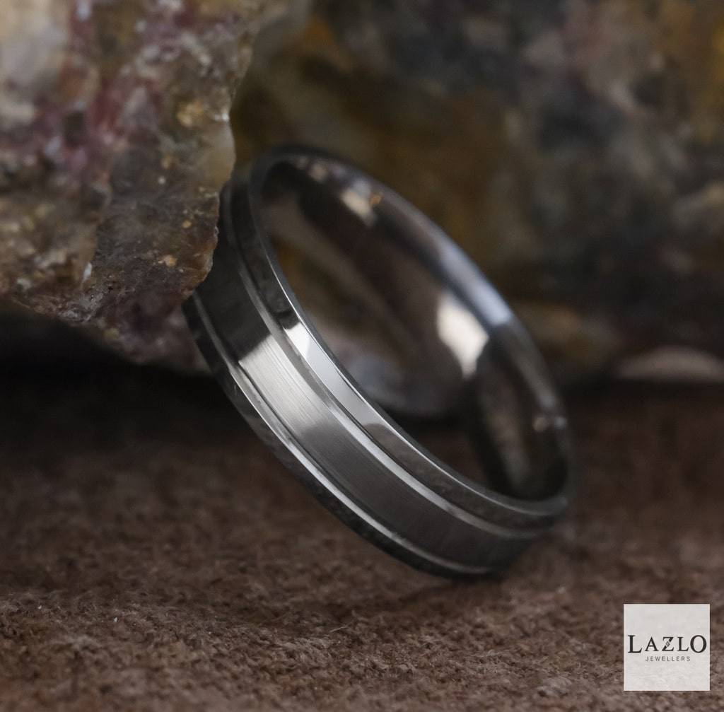 https://lazlo.ie/gents-platinum-600-satin-finished-center-polished-edges-wedding-ring/