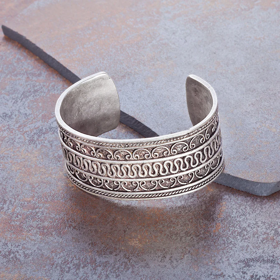 Source : https://www.unoallavolta.com/collections/pewter-jewelry/products/turkish-pewter-adjustable-statement-cuff
