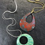 Source : https://findacraft.co.uk/product/beginners-enamelling-on-copper-for-jewellery-day-course-at-rainbow-glass-studios/