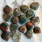 Source : https://www.etsy.com/listing/1725849430/natural-bloodstone-heart-green?utm_source=Pinterest&utm_medium=organic